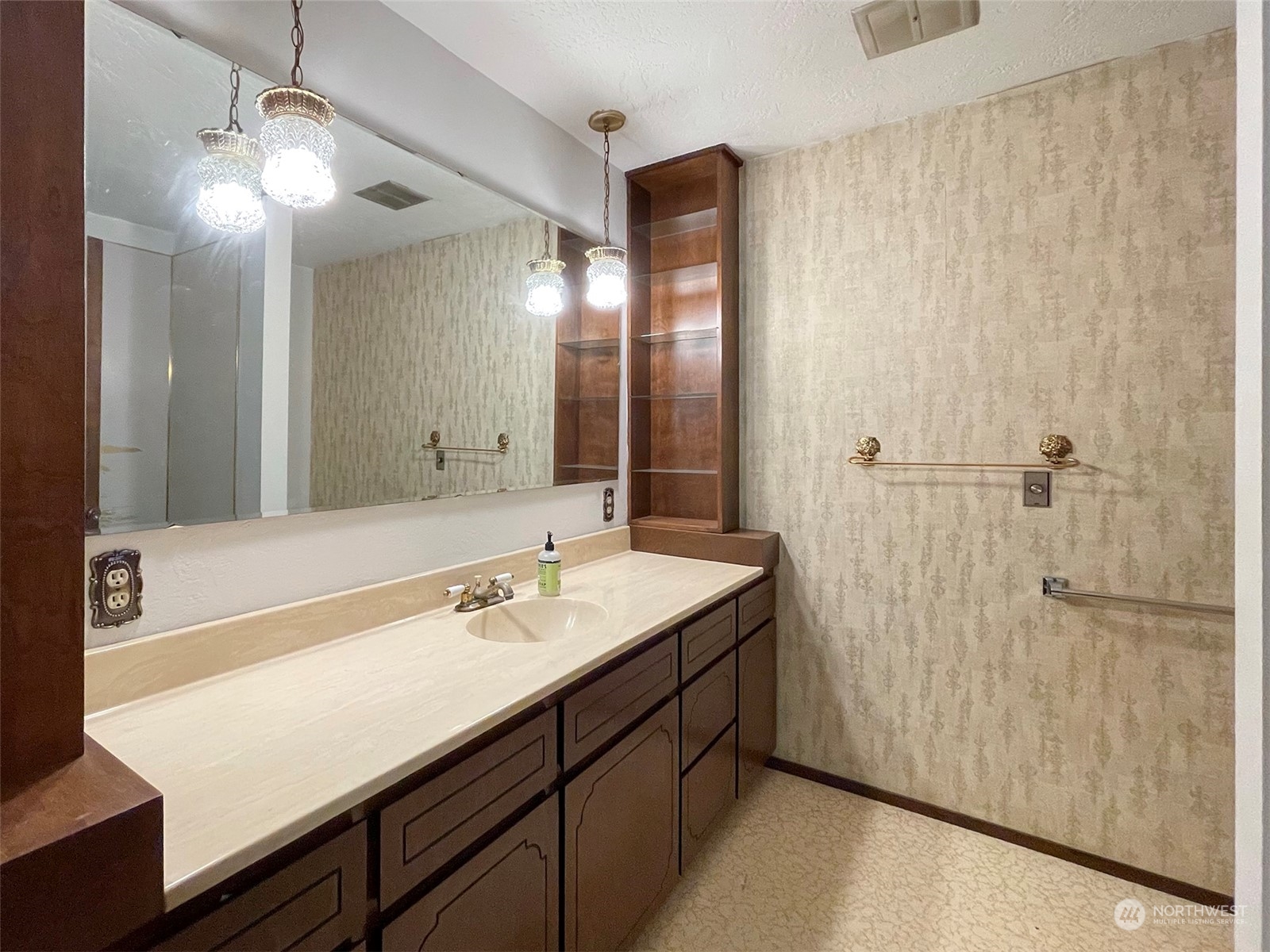 104 Waldo Road Sequim, WA 98382 - Photo 18 of 40 a bathroom with a sink a shower and a mirror