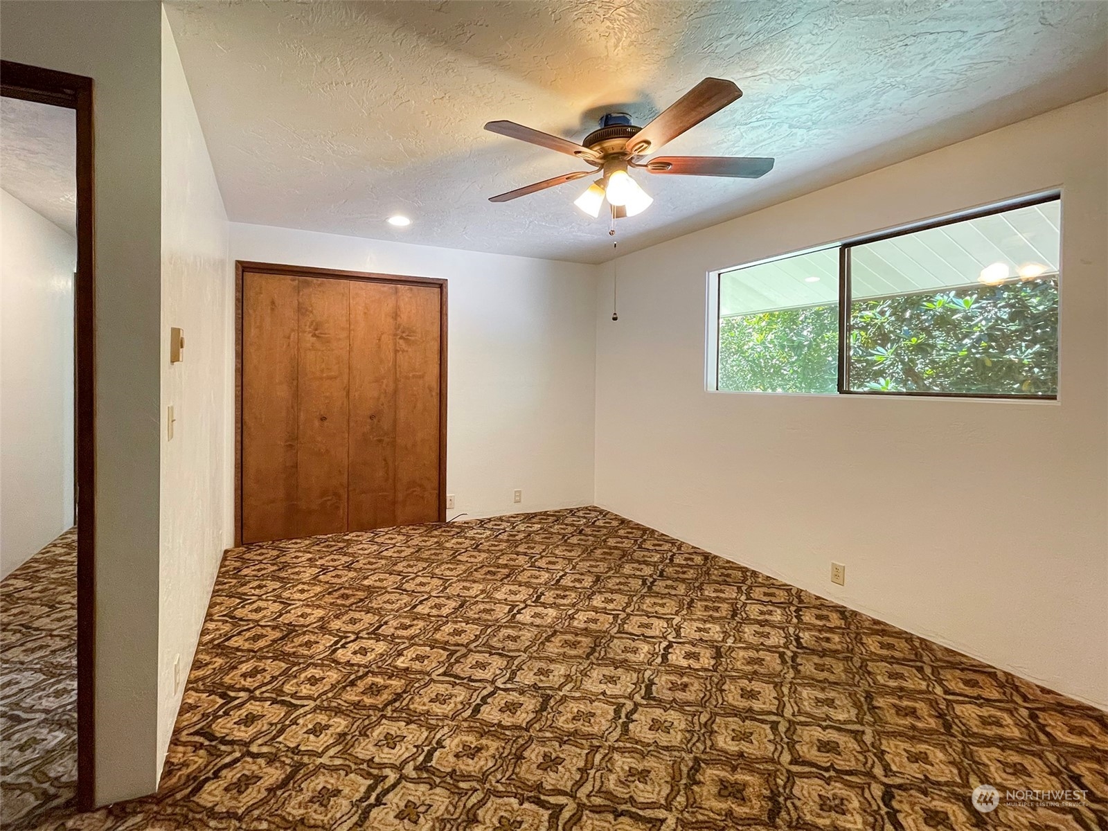 104 Waldo Road Sequim, WA 98382 - Photo 22 of 40 a view of a hallway with a window