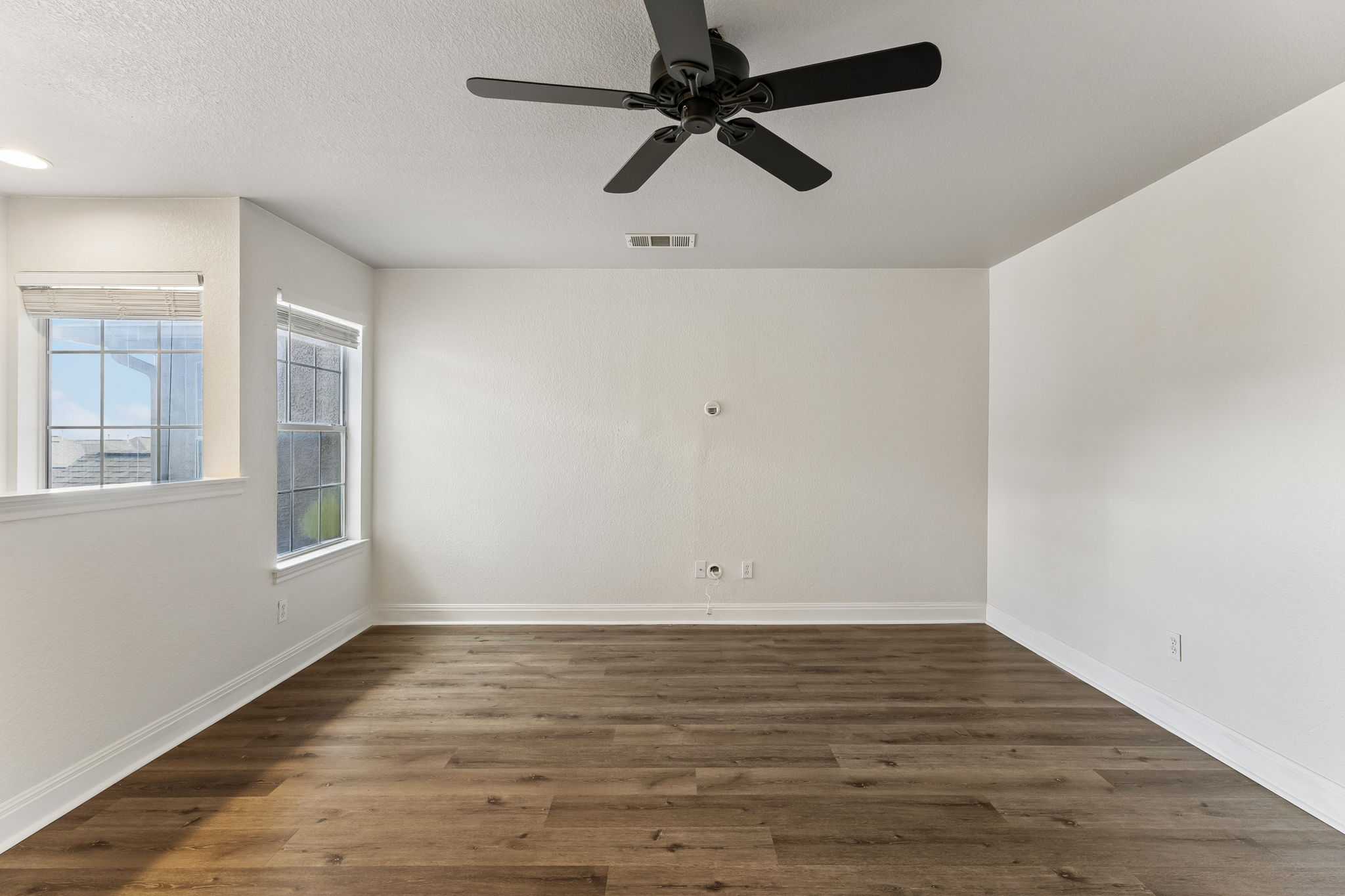 114 Aria Ridge, Unit 802 Lakeway, TX 78738 - Photo 23 of 37 A versatile open space with rich hardwood floors awaits your personal touch.