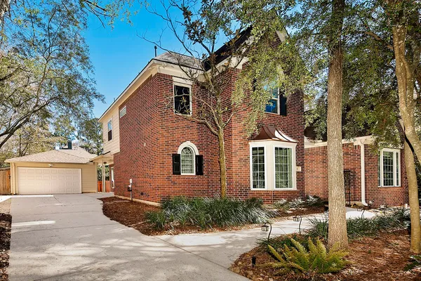$879,000 | 6 Thornbush Place, The Woodlands, TX 77381