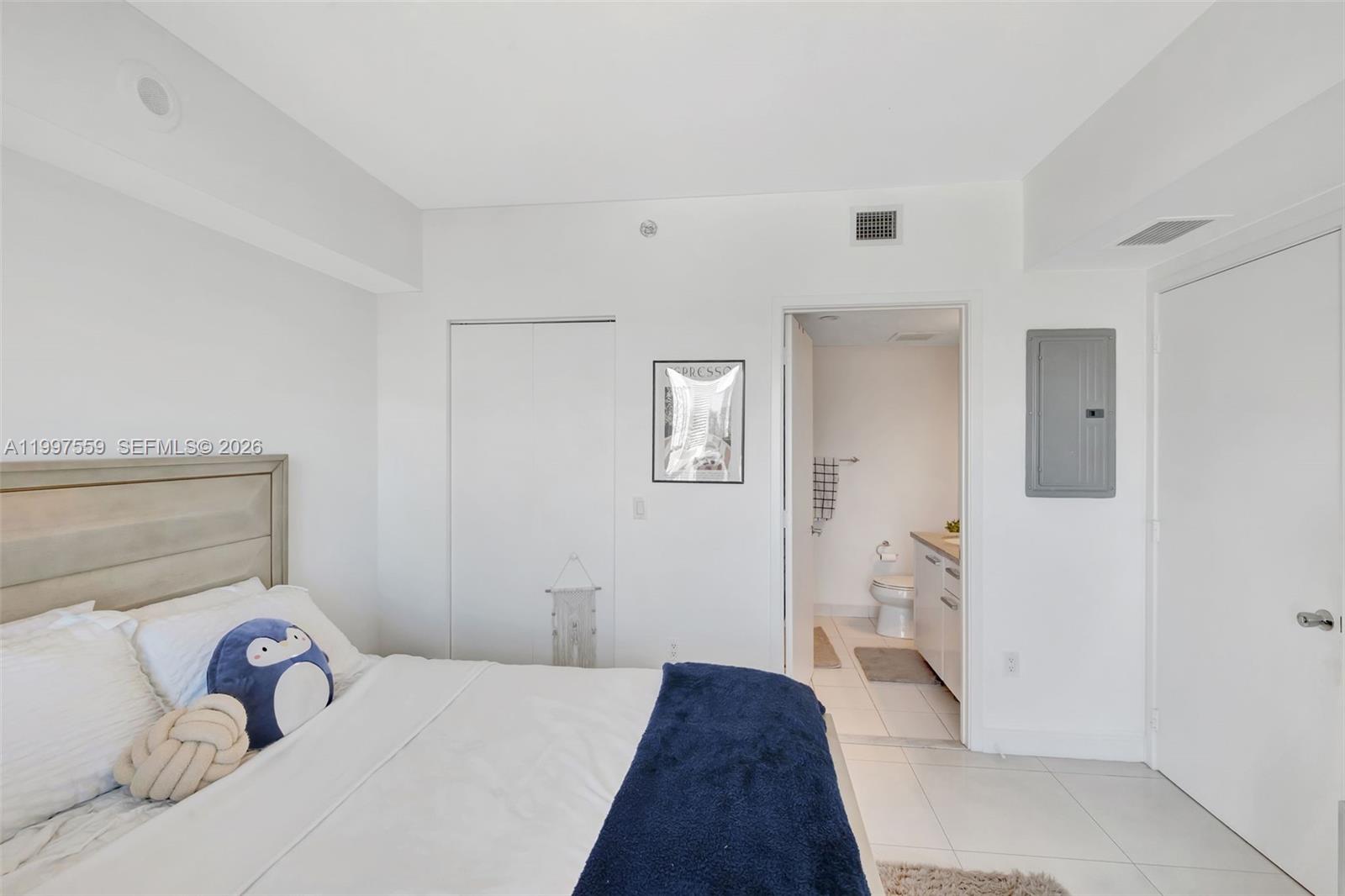 185 Southwest 7th Street, Unit 2303 Miami, FL 33130 - Photo 18 of 40 a bedroom with a bed and a couch