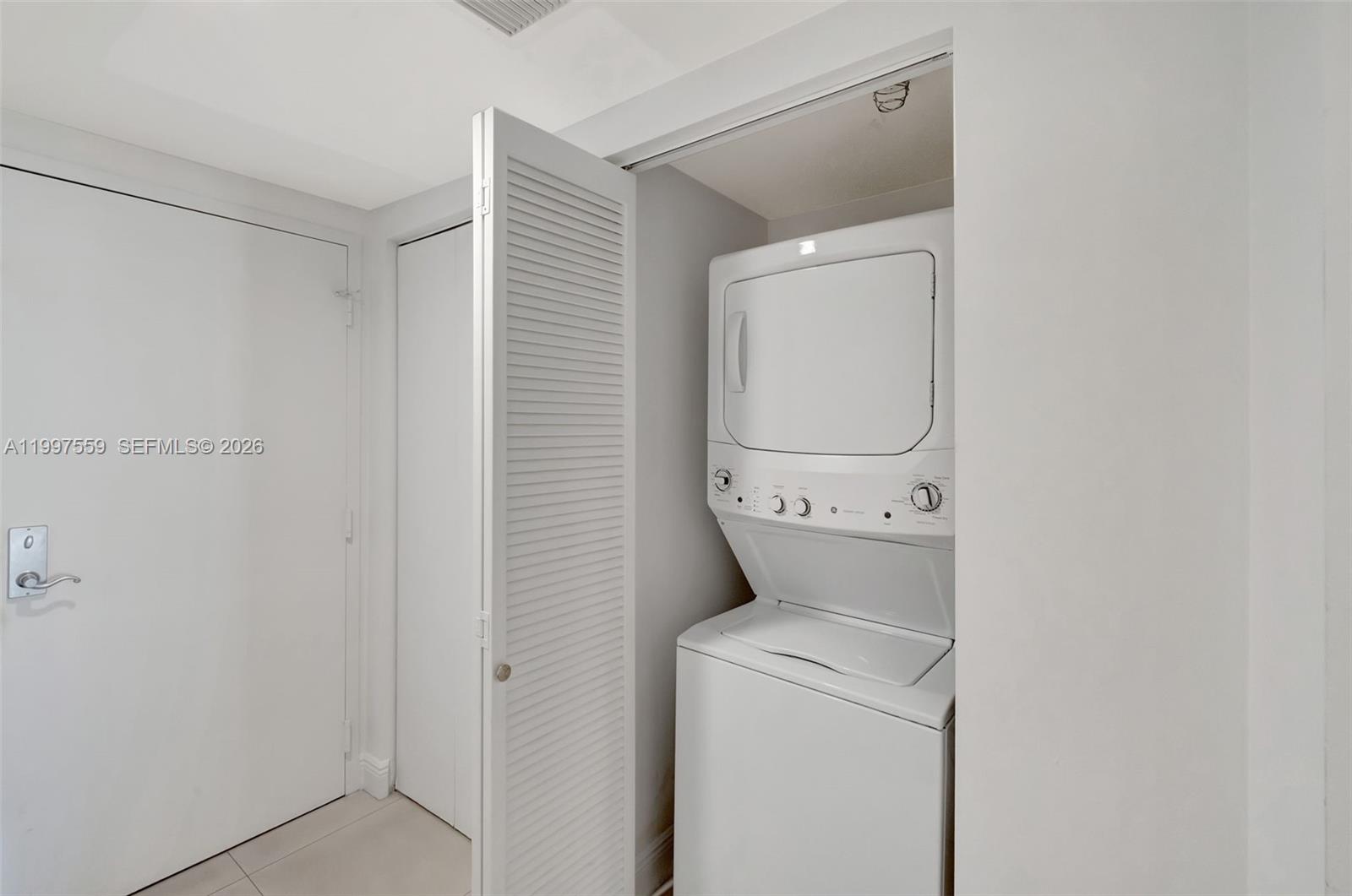 185 Southwest 7th Street, Unit 2303 Miami, FL 33130 - Photo 25 of 40 a utility room with dryer and washer