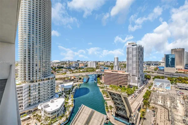 $3,550 | 185 Southwest 7th Street, Unit 2303, Miami, FL 33130