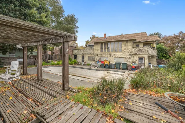 a view of a train tracks