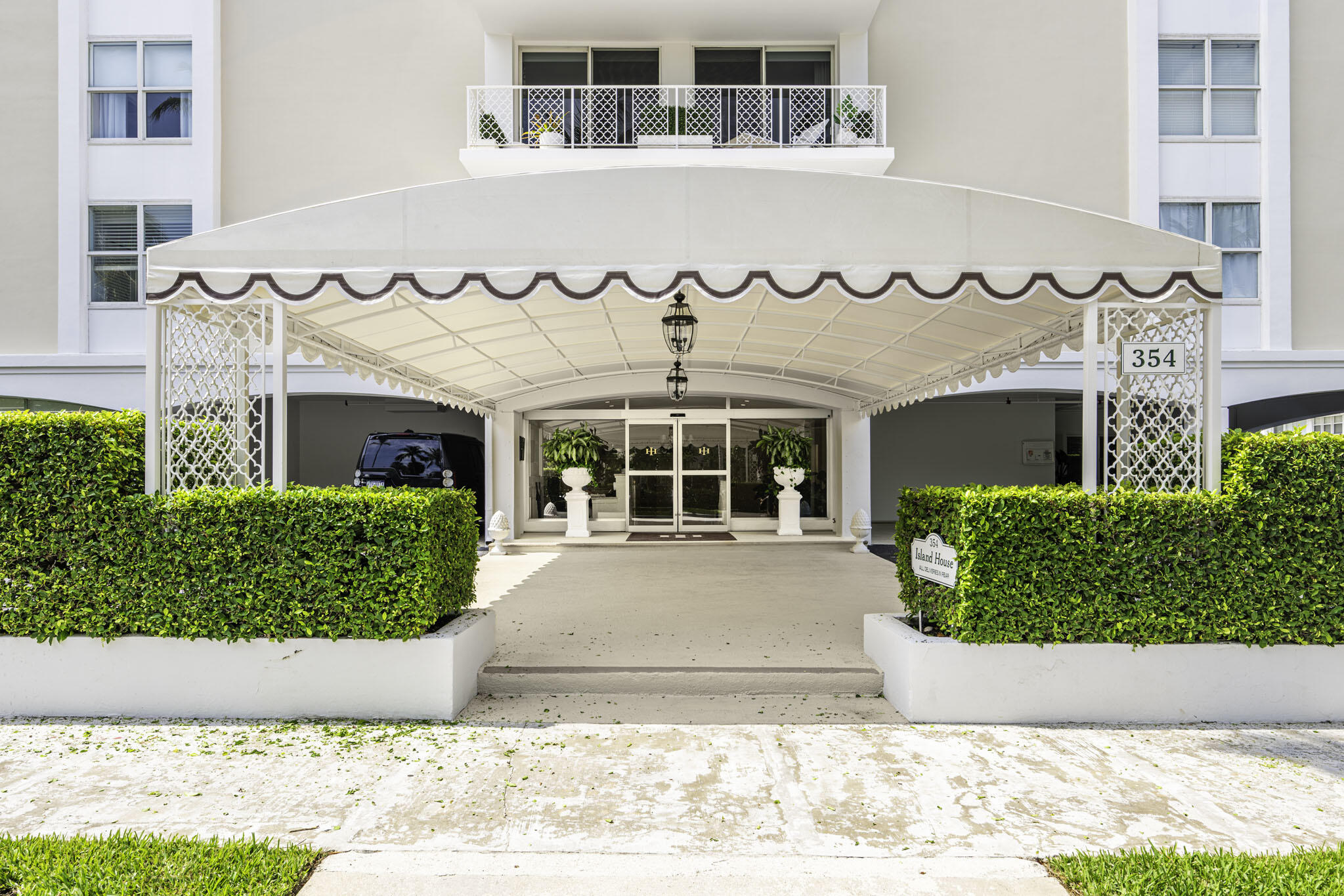 354 Chilean Avenue, Unit 4D Palm Beach, FL 33480 - Photo 23 of 23 a front view of a building