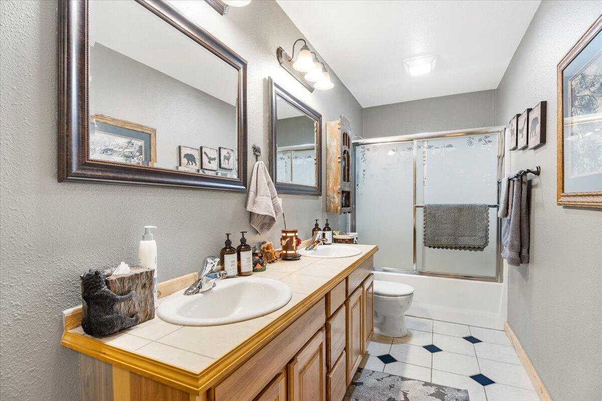 1735 Rector Road La Pine, OR 97739 - Photo 23 of 40 Guest Bath with Tile Counter and Floors