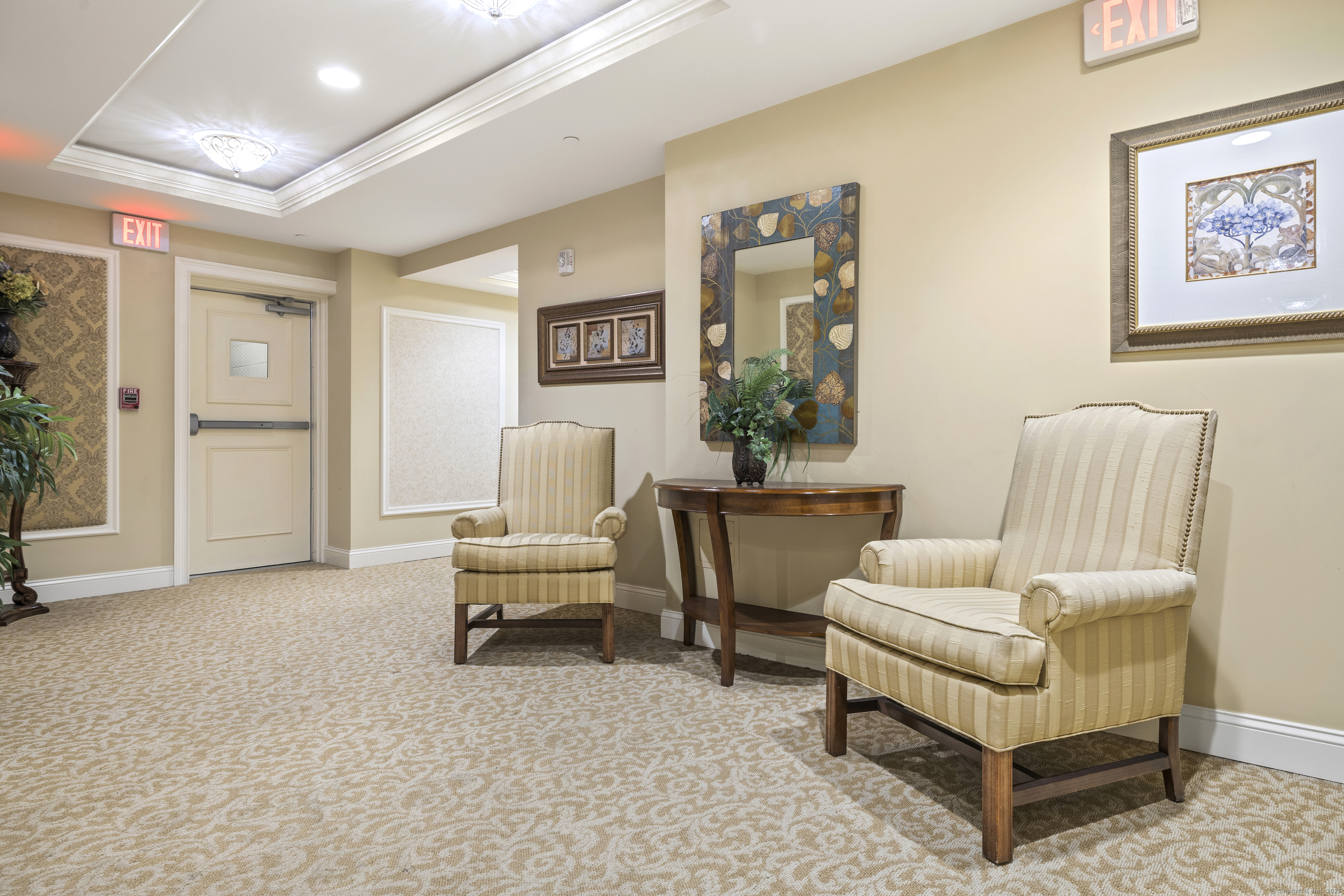 461 Bank Street, Unit 802 New London, CT 06320 - Photo 25 of 35 a living room with furniture and a potted plant