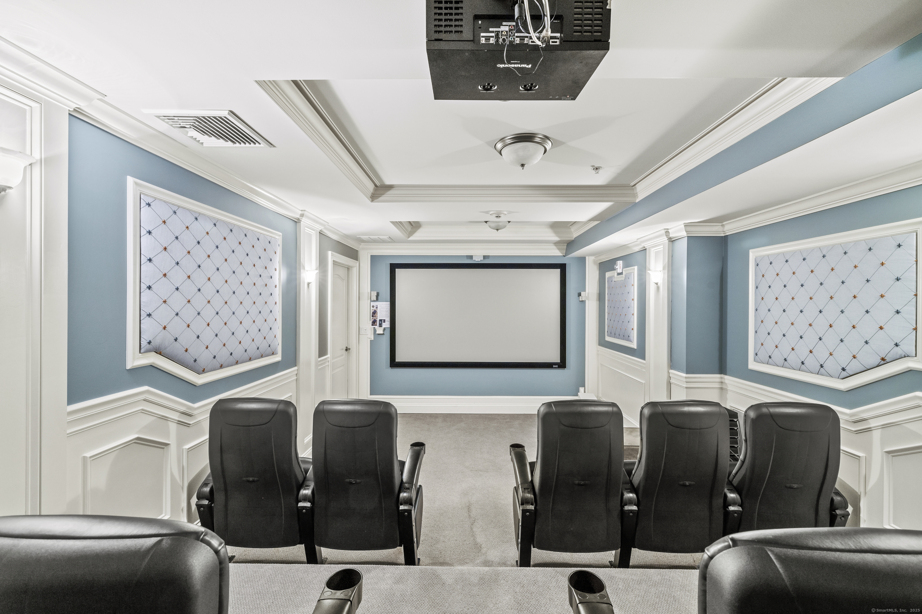 461 Bank Street, Unit 802 New London, CT 06320 - Photo 31 of 35 a bathroom with mirror and window