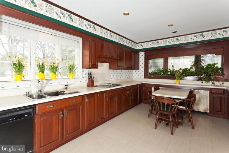 6006 Charlesmead Road Baltimore, MD 21212 - Photo 4 of 19 Kitchen