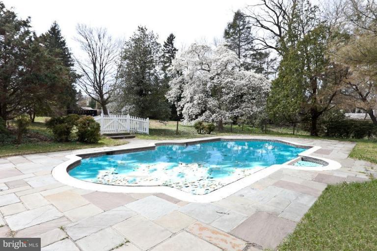 6006 Charlesmead Road Baltimore, MD 21212 - Photo 9 of 19 Swimming Pool