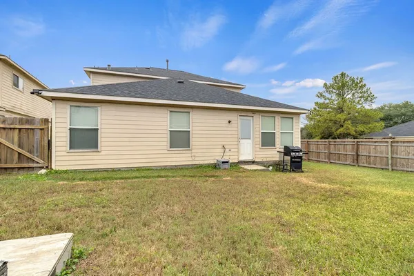 a view of a house with backyard and garden