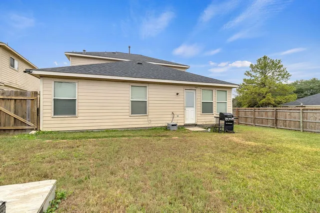 a view of a house with backyard and garden