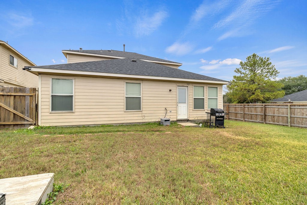 746 Cape Cottage Lane Spring, TX 77373 - Photo 33 of 36 a backyard of a house with table and chairs