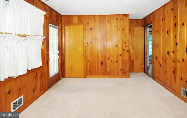 a view of entryway with window