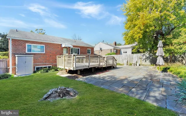 a view of a house with backyard