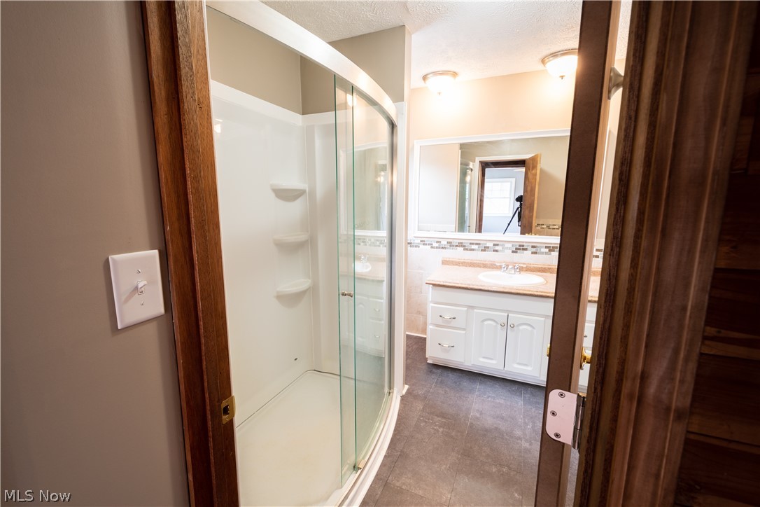 6908 State Rte 322 Windsor, OH 44099 - Photo 22 of 35 En suite Bathroom
