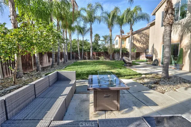 a view of road with yard