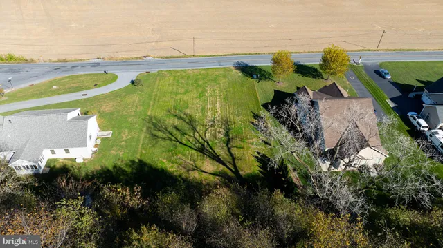 a view of an house with backyard area and garden