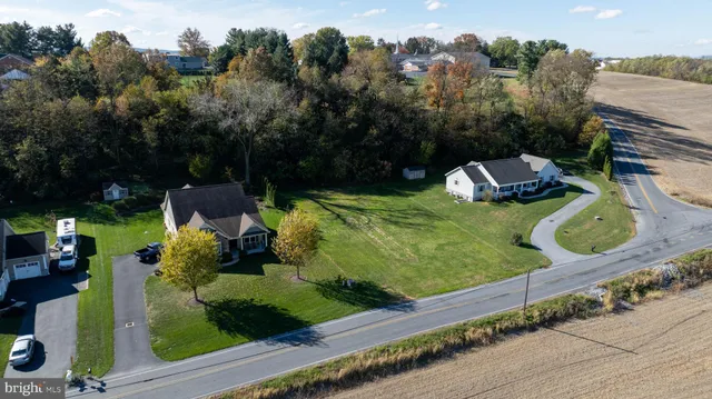 an aerial view of a house having yard