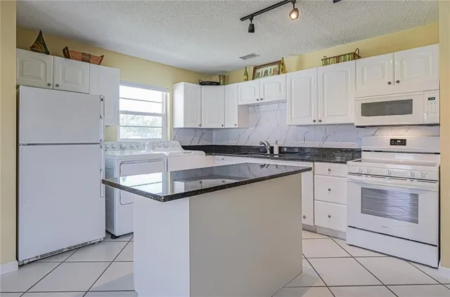 $1,500 | 11 Vista Palm Lane, Unit 203, Vero Beach, FL 32962