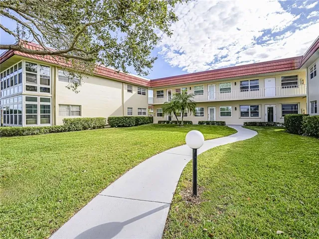 $1,500 | 11 Vista Palm Lane, Unit 203, Vero Beach, FL 32962