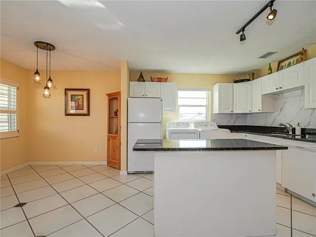 $1,500 | 11 Vista Palm Lane, Unit 203, Vero Beach, FL 32962