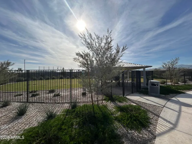 a view of a backyard