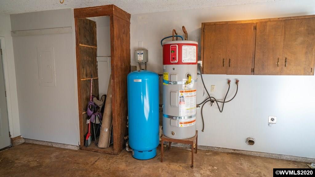 2401 Cole Road South Salem, OR 97306 - Photo 31 of 42 a view of storage and utility room with closet