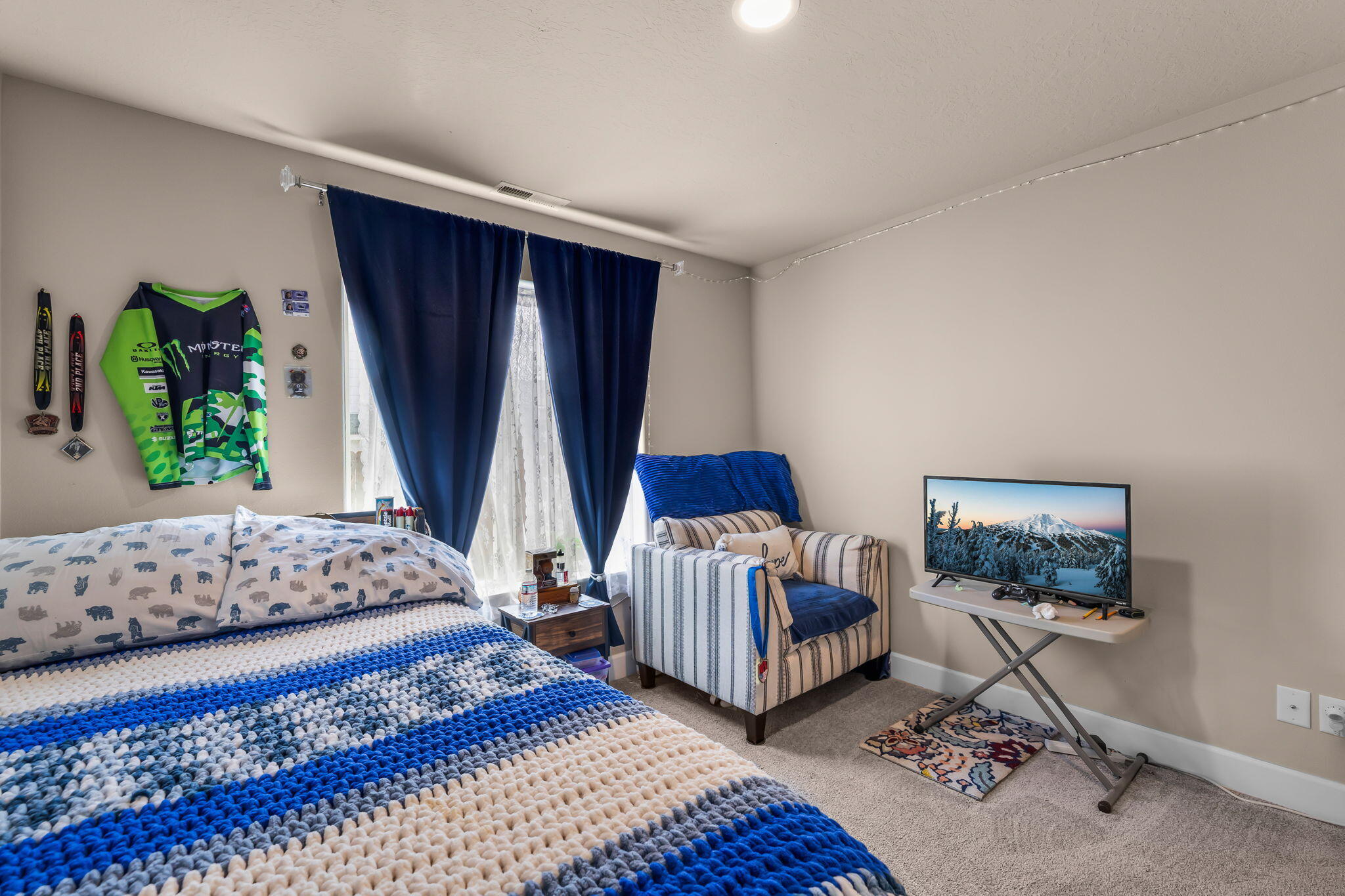 1132 Northwest Golf Course Drive Madras, OR 97741 - Photo 21 of 36 a bedroom with a bed and a window