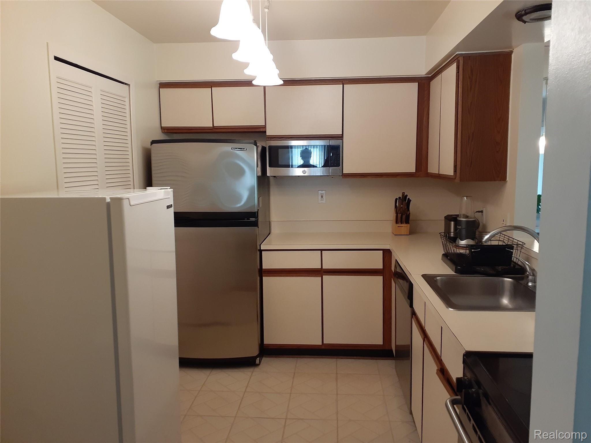 27420 Evergreen Road, Unit 34 Southfield, MI 48076 - Photo 13 of 20 evergreen kitchen.jpg