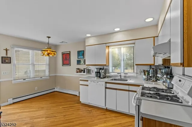 $850,000 | 15 Parkhurst Place, Verona, NJ 07044