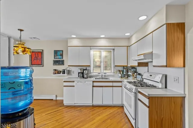 $850,000 | 15 Parkhurst Place, Verona, NJ 07044