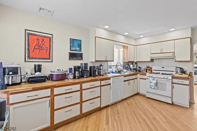 $850,000 | 15 Parkhurst Place, Verona, NJ 07044