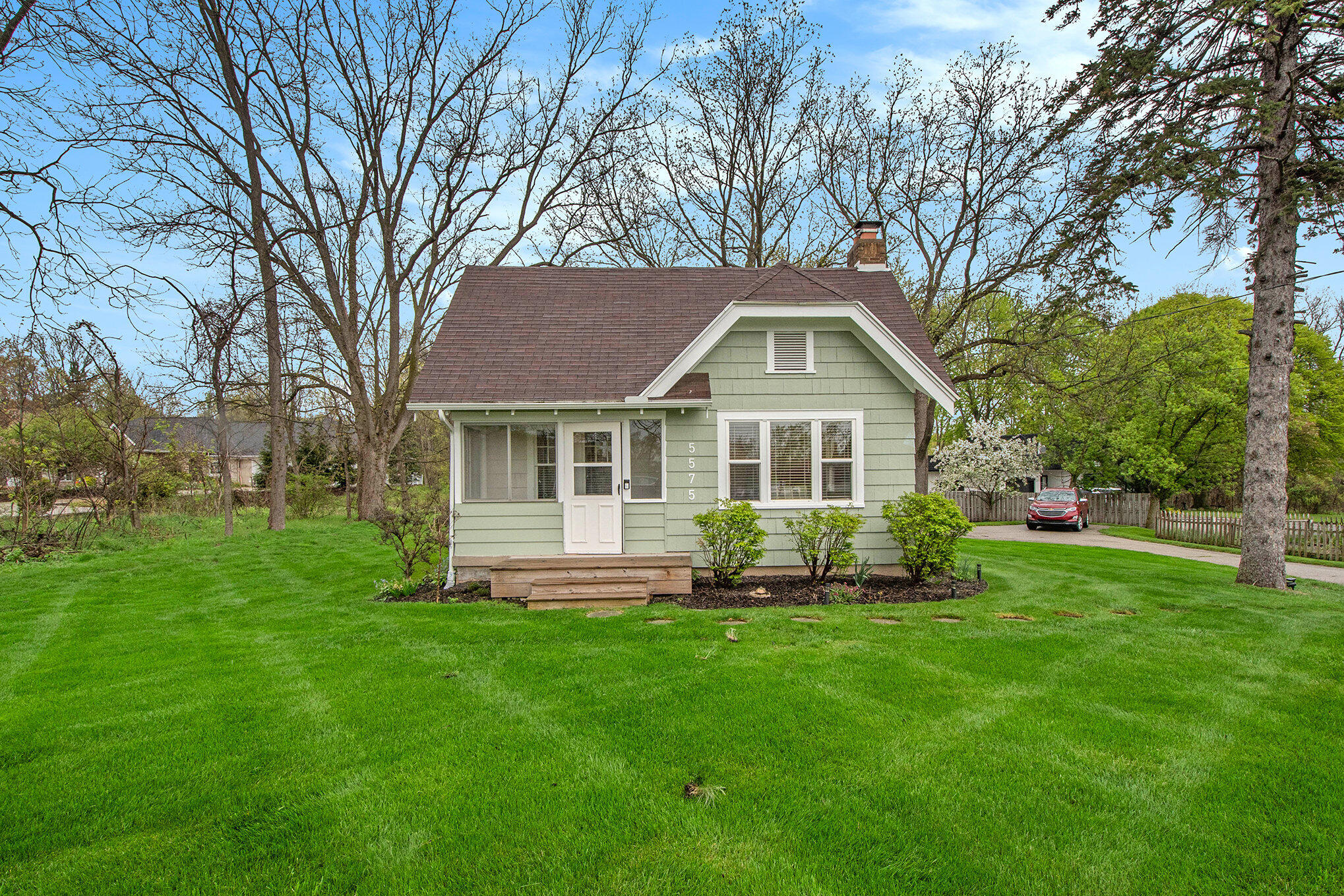 5575 Cascade Road Southeast Grand Rapids, MI 49546 - Photo 1 of 47 004_dsc_2273_527