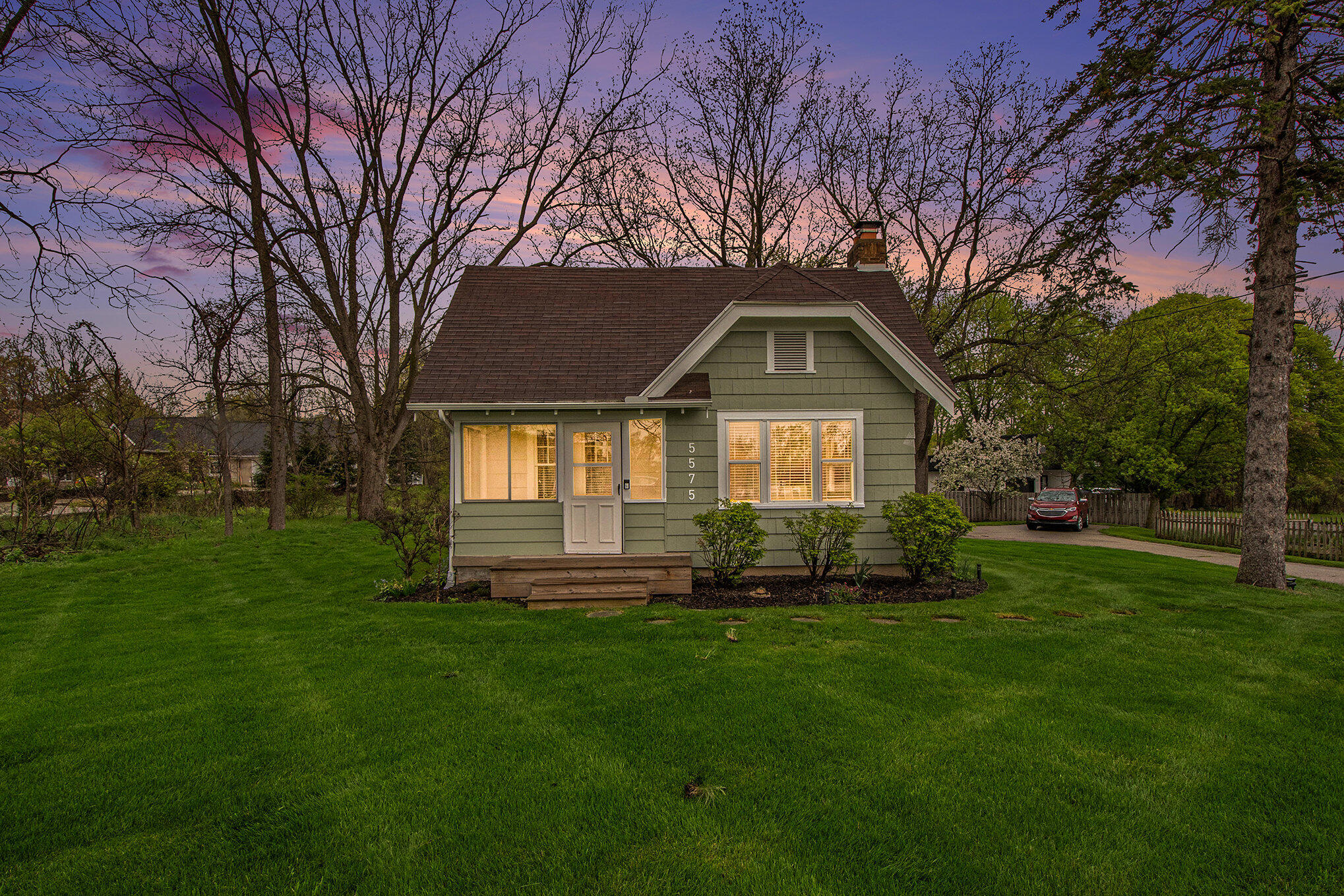 5575 Cascade Road Southeast Grand Rapids, MI 49546 - Photo 4 of 47 001_dsc_2273.jpg-twilight_512