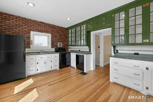 $2,500 | 164 West Main Street, Southington, CT 06479