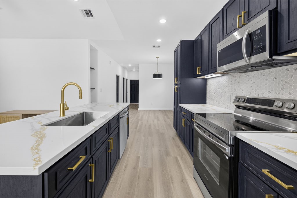 715 Rosedale Street La Marque, TX 77568 - Photo 6 of 20 Designer Kitchen with Gold Accents & Fixtures
