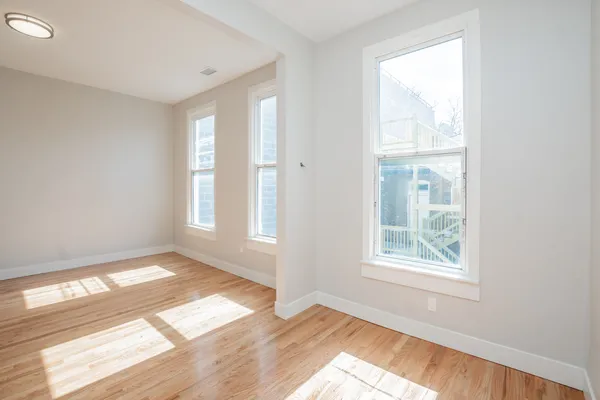 $4,300 | 2112 West Roscoe Street, Unit 2R, Chicago, IL 60618