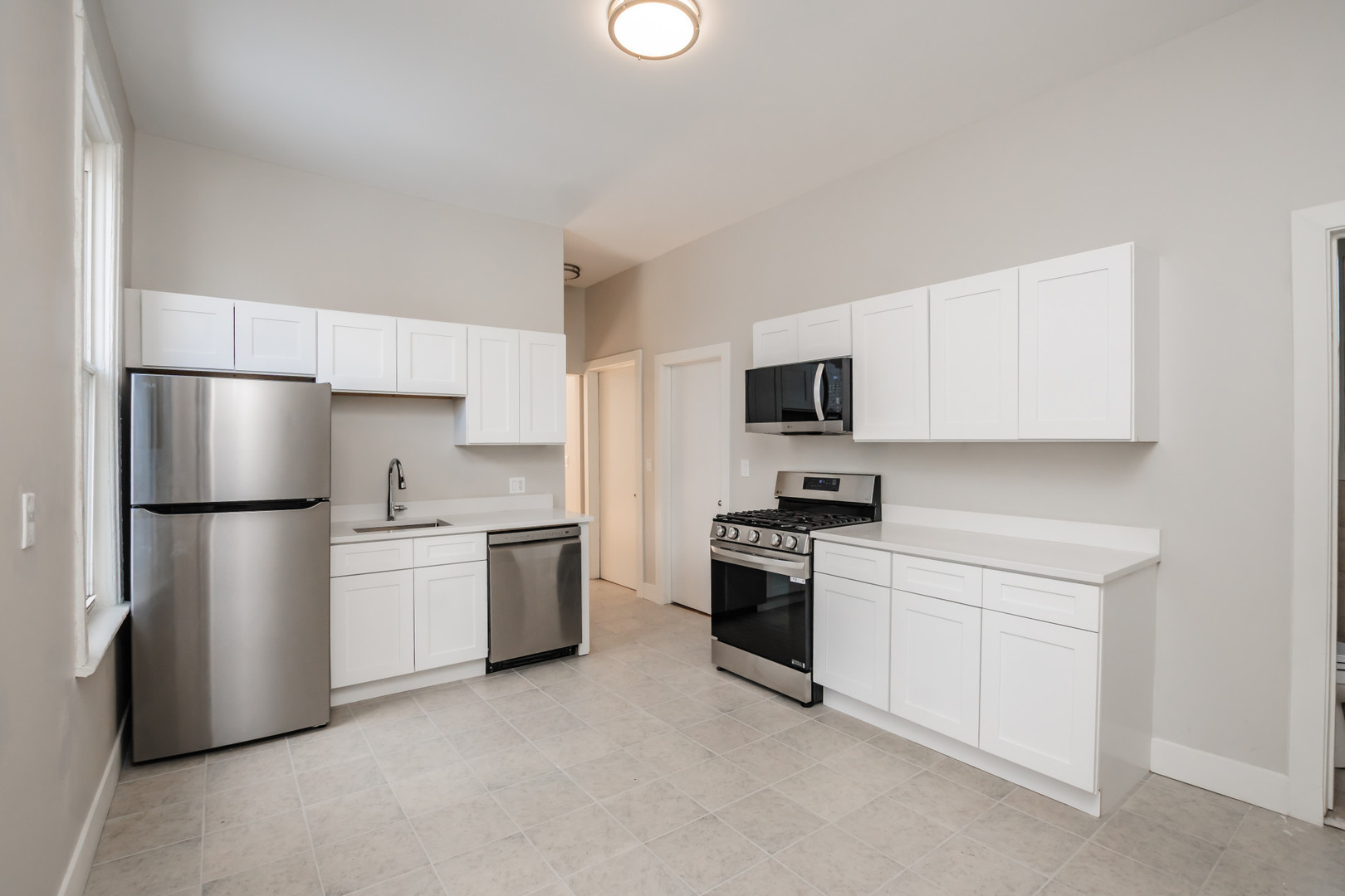 2112 West Roscoe Street, Unit 2R Chicago, IL 60618 - Photo 5 of 11