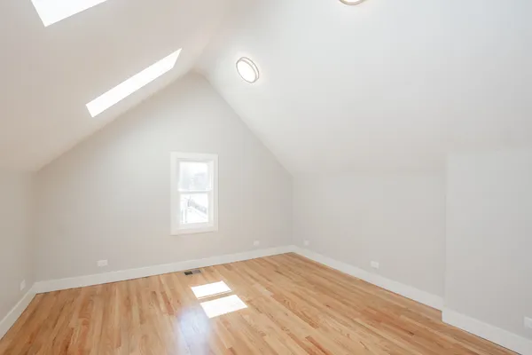 $4,300 | 2112 West Roscoe Street, Unit 2R, Chicago, IL 60618