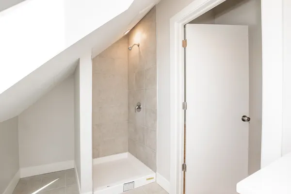 $4,300 | 2112 West Roscoe Street, Unit 2R, Chicago, IL 60618