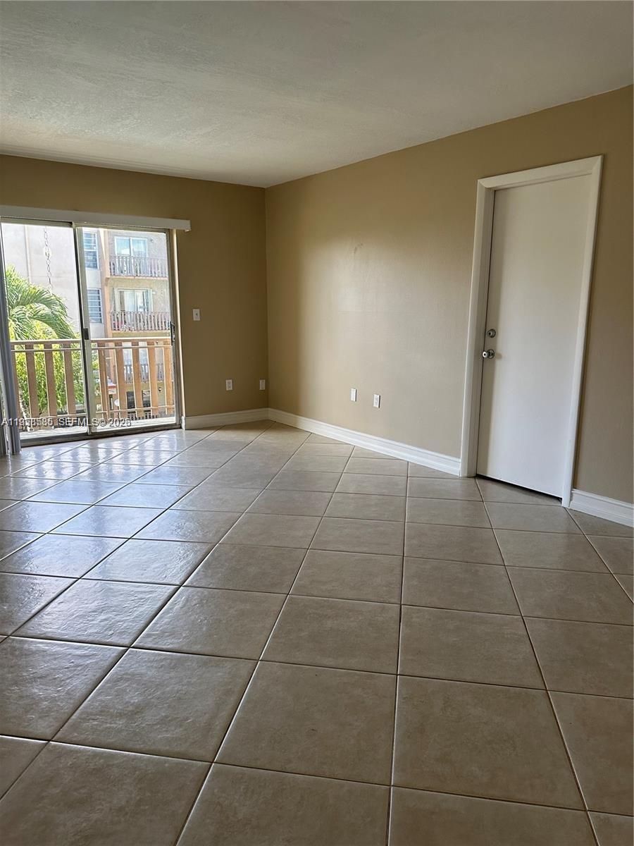 4715 Northwest 7th Street, Unit 3022 Miami, FL 33126 - Photo 3 of 19 Living/dining room