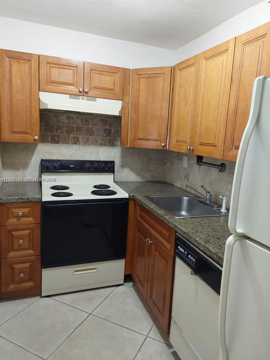 4715 Northwest 7th Street, Unit 3022 Miami, FL 33126 - Photo 5 of 19 Kitchen