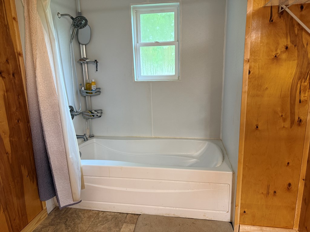 37 Shady Crk Ridge Marble, NC 28905 - Photo 20 of 28 a bathroom with a tub