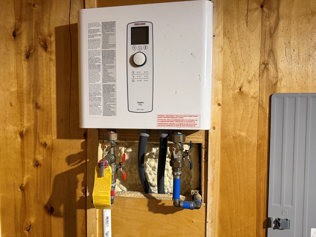 37 Shady Crk Ridge Marble, NC 28905 - Photo 23 of 28 a bathroom with a mirror