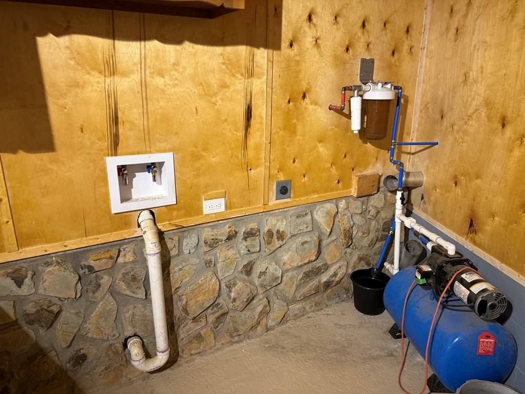 37 Shady Crk Ridge Marble, NC 28905 - Photo 25 of 28 a bathroom with a tub and shower