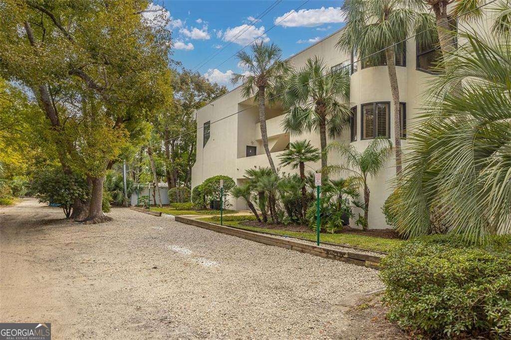 a view of a backyard