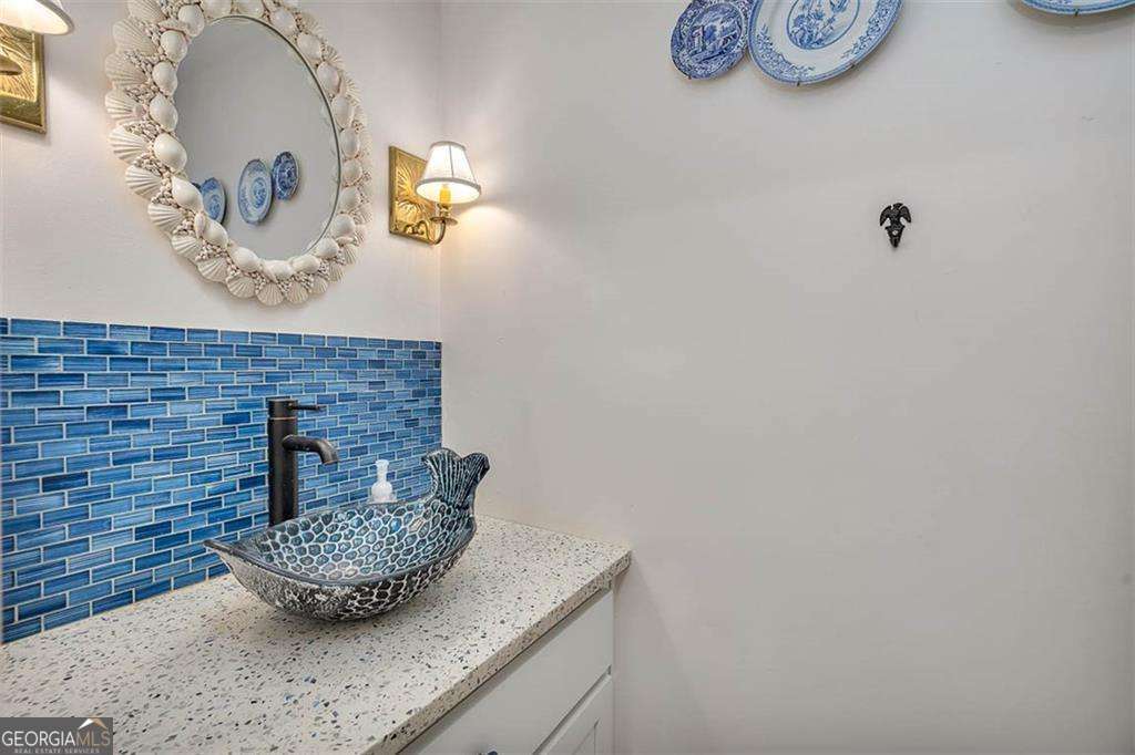 548 Oglethorpe Avenue, Unit 11 St. Simons, GA 31522 - Photo 11 of 25 a bathroom with a sink and a mirror