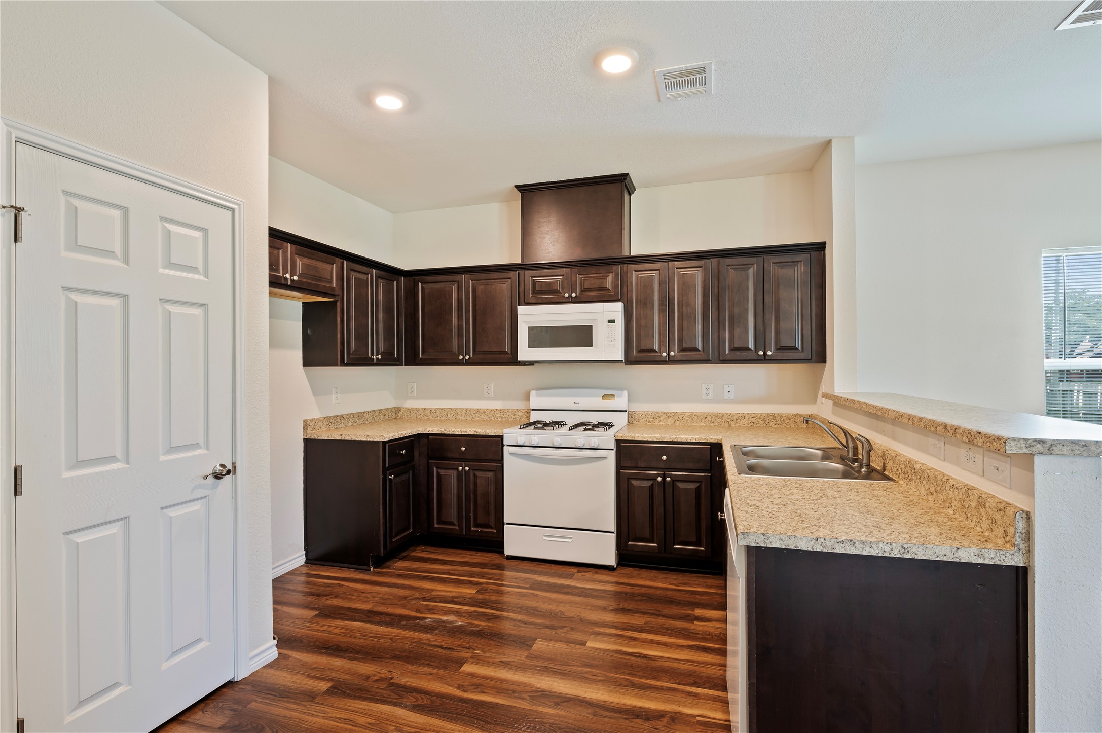 1125 Lake Road La Marque, TX 77568 - Photo 10 of 33 a kitchen with stainless steel appliances granite countertop a stove and a sink
