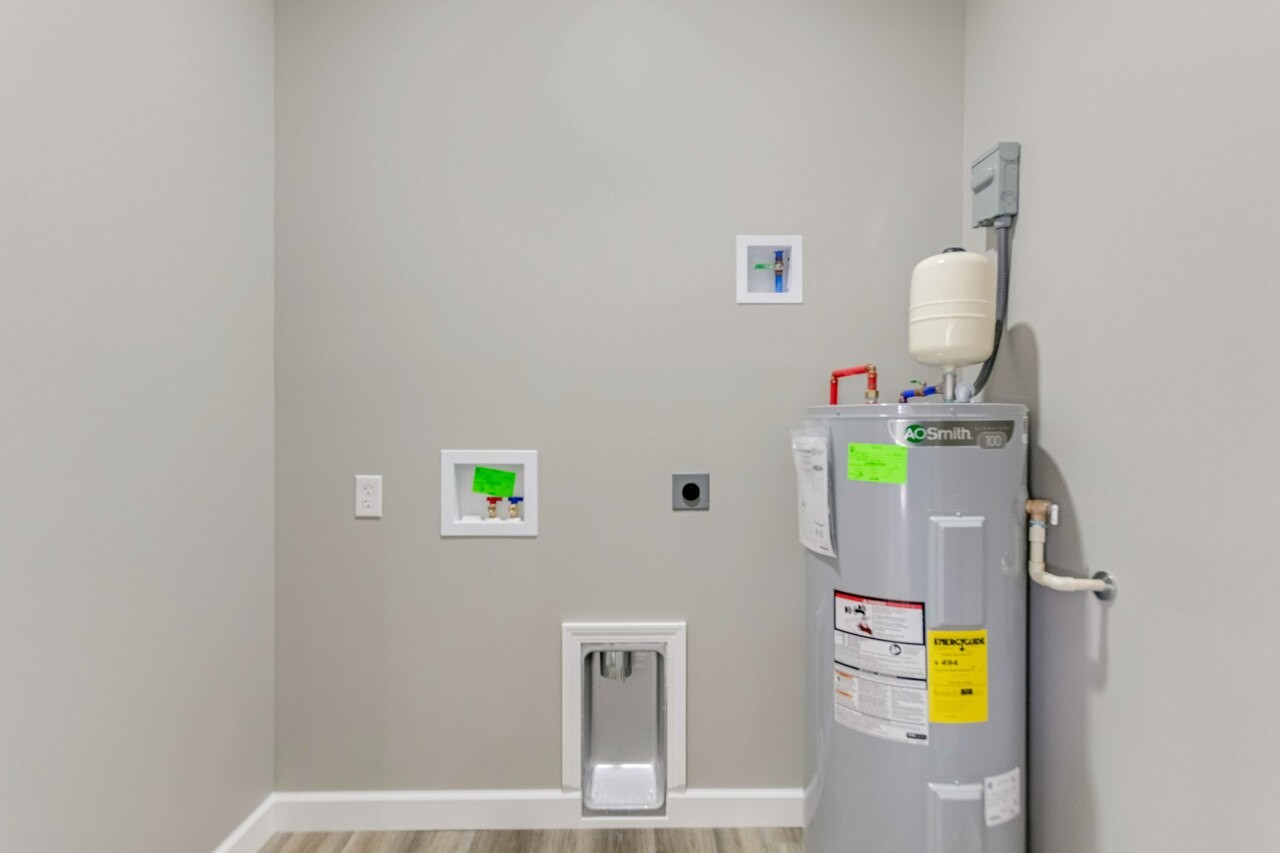 146 Carl Williams Road Crofton, KY 42217 - Photo 13 of 30 a bathroom with a window